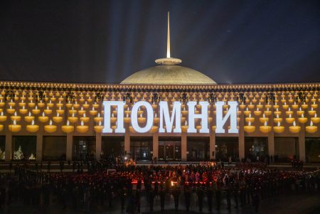 Свечи памяти зажглись у стен Музея Победы