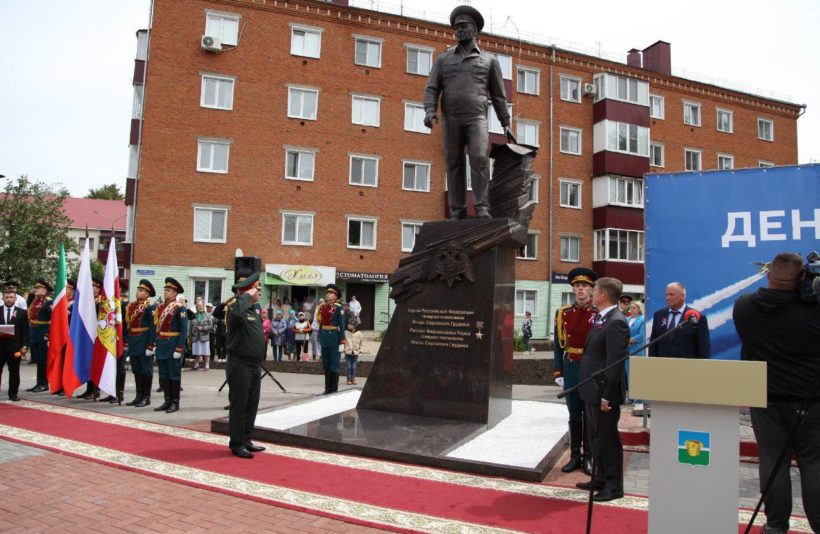 Герою России посвятили памятник