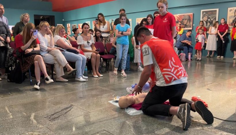 Добровольцы учат помогать