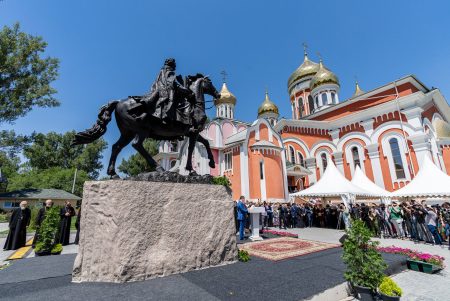 В Казахстане установили памятник русскому полководцу