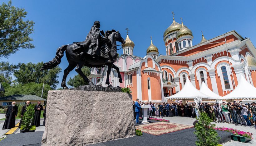 В Казахстане установили памятник русскому полководцу