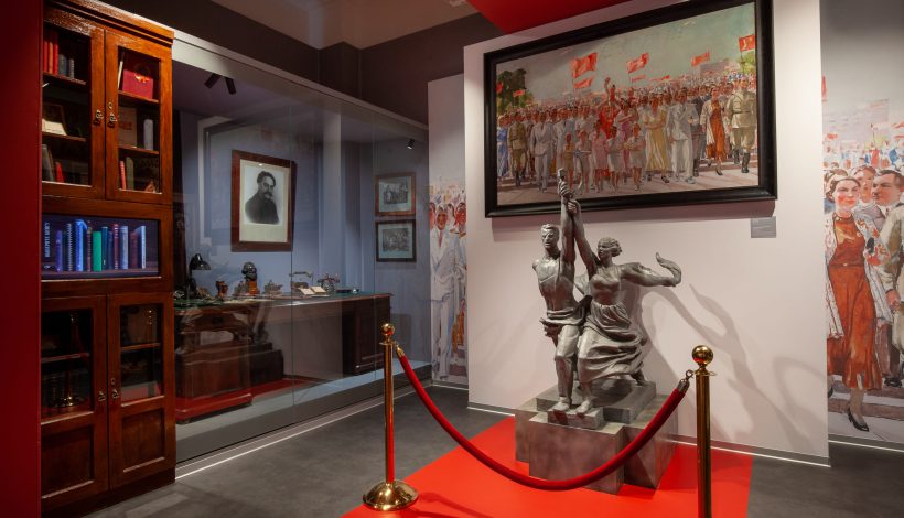 Туристы узнают историю современной России