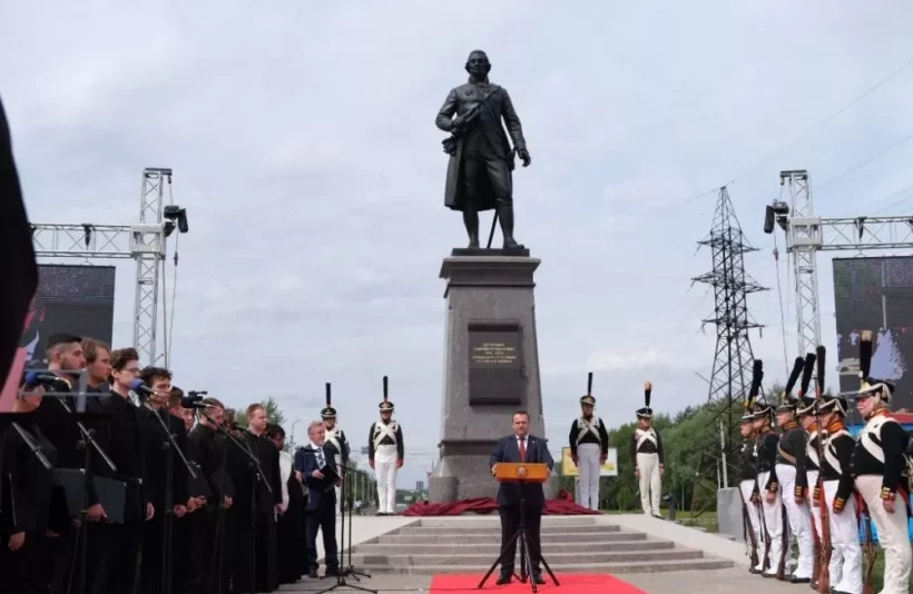 Первому министру юстиции и поэту посвятили памятник