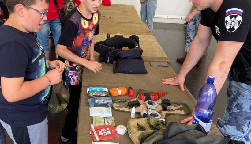 ОМОН научил школьников защищаться