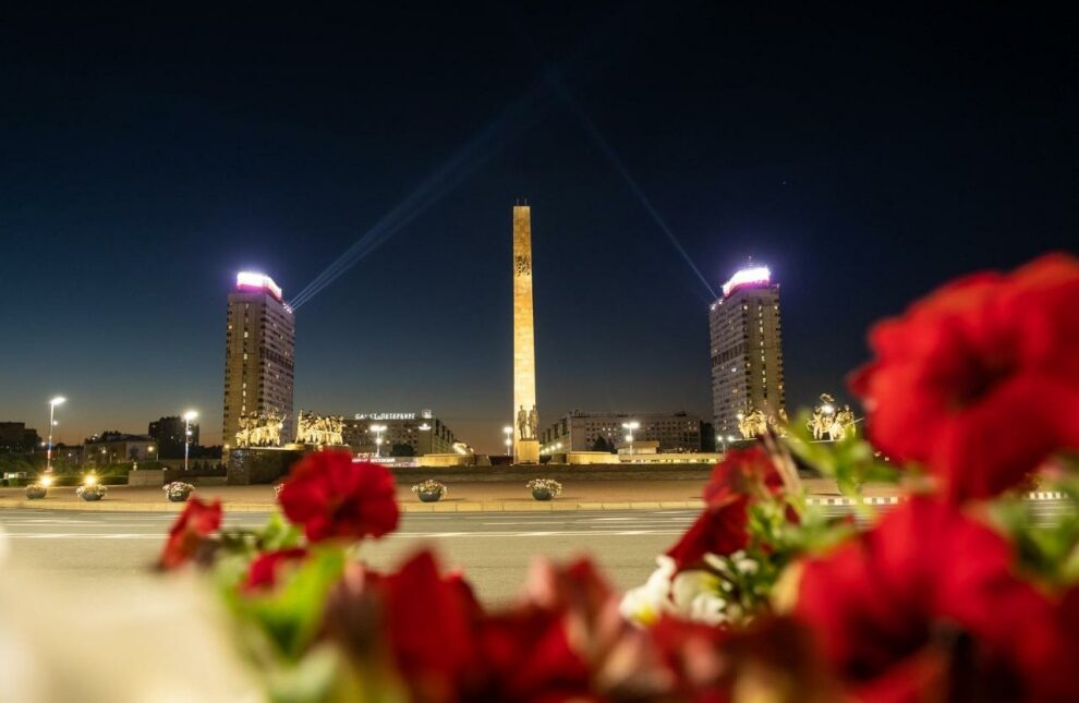 Лучи Победы осветили память Ленинграда