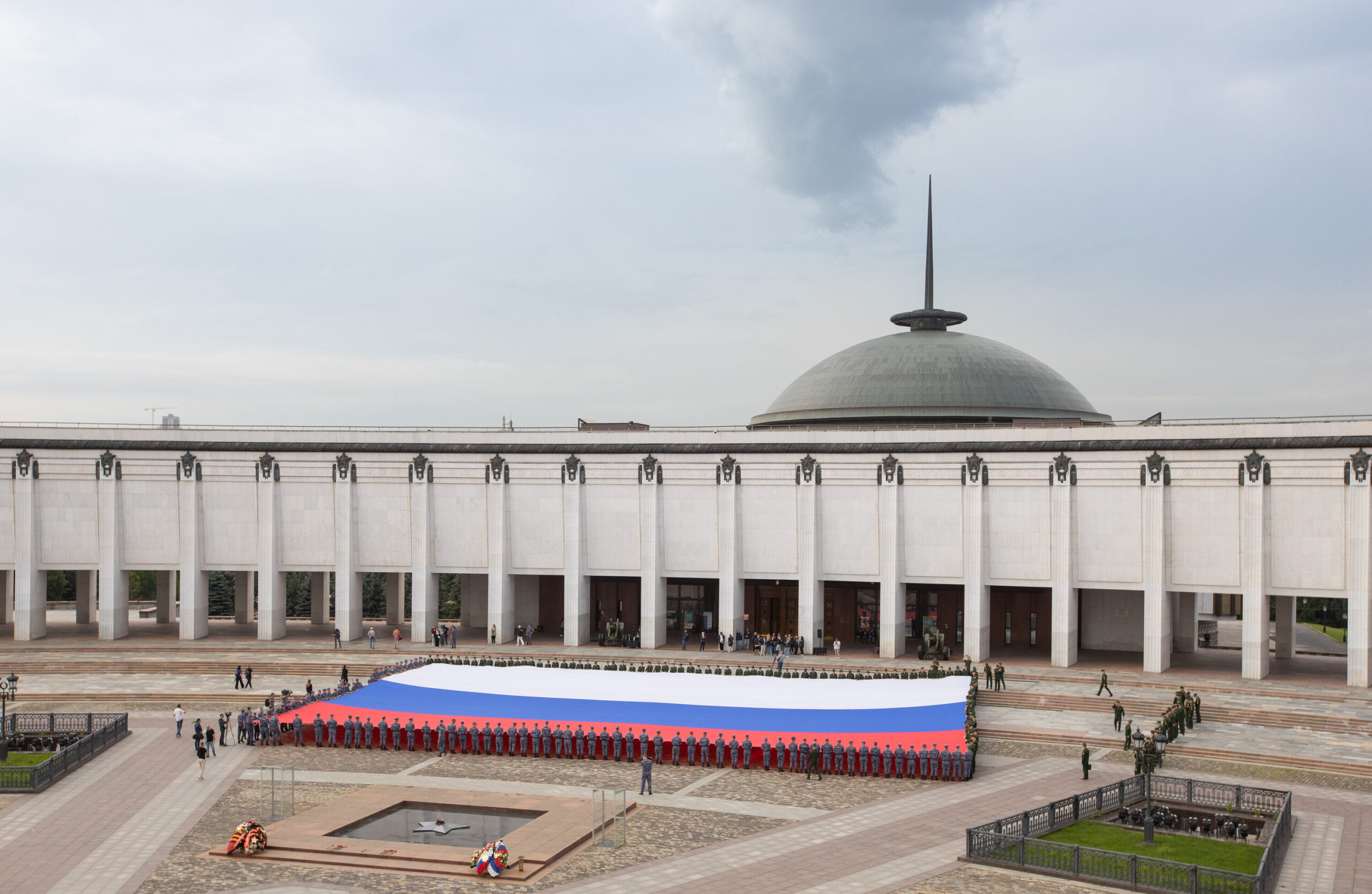 Масштабный флаг развернули у стен Музея Победы