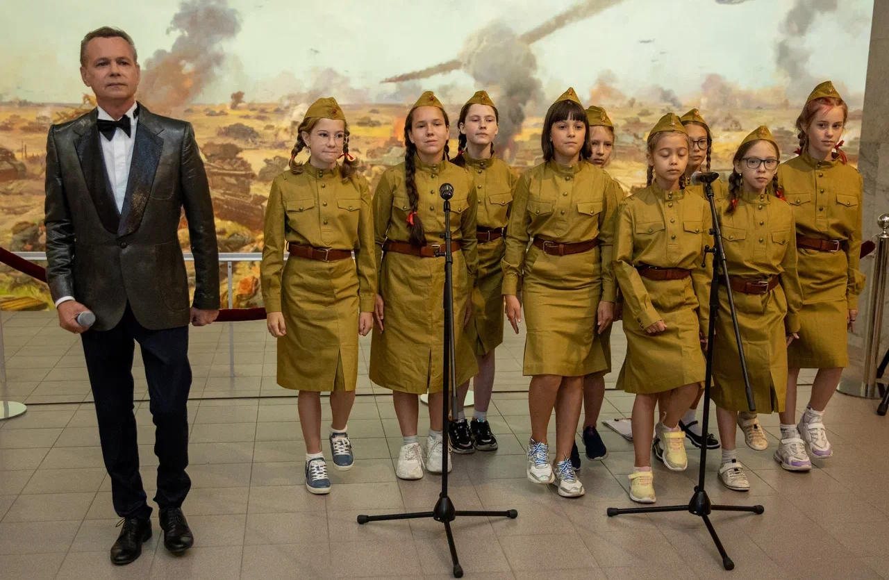 Владимир Левкин спел с отрядом «Лета Побед»