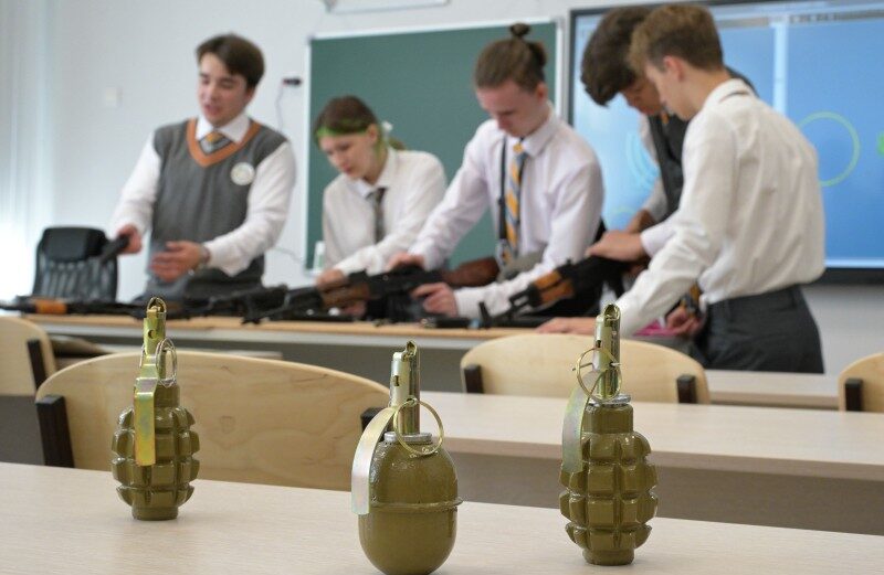 Россияне поддержали новые занятия в школах