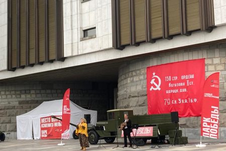 Заслуженная артистка выступила у легендарной полуторки