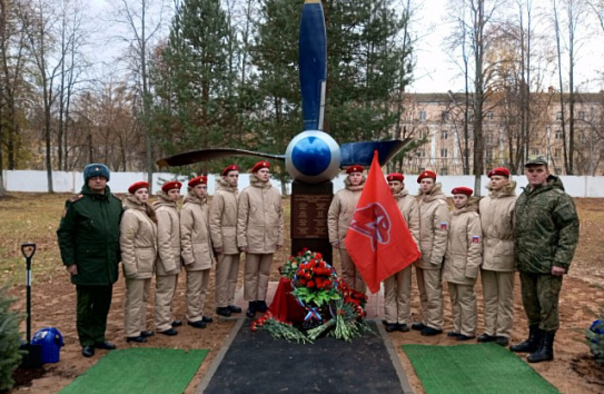 Экипажу Ил-22 посвятили памятник