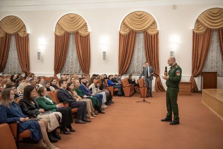 Герой ДНР встретился с сотрудниками Министерства