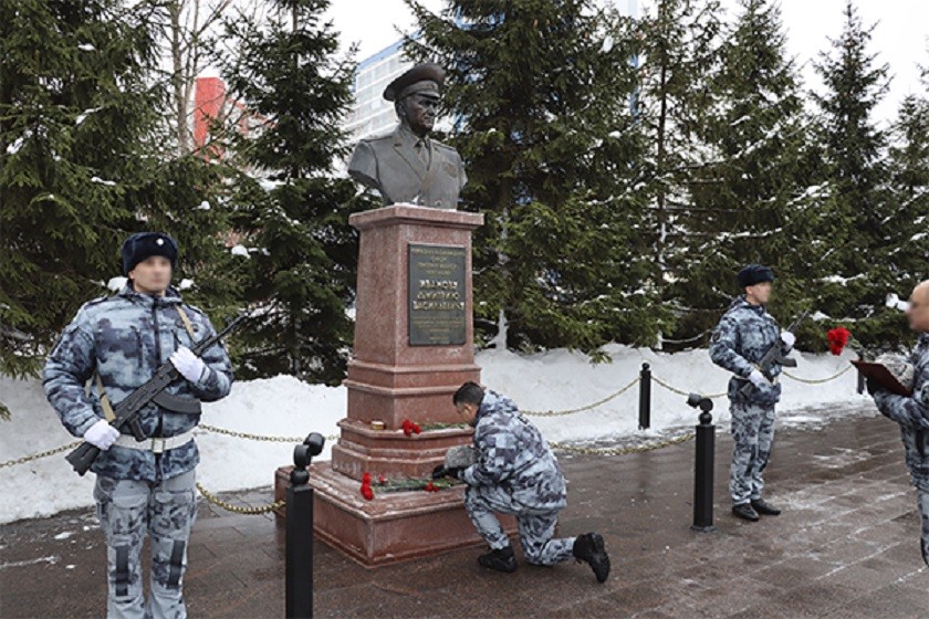 Росгвардейцы почтили память первого командира