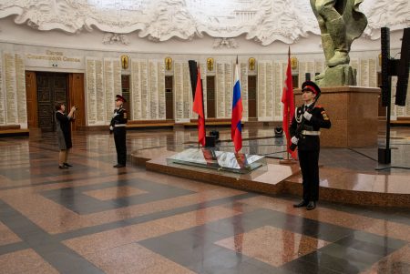 Нести караул в этот день вдвойне почетно