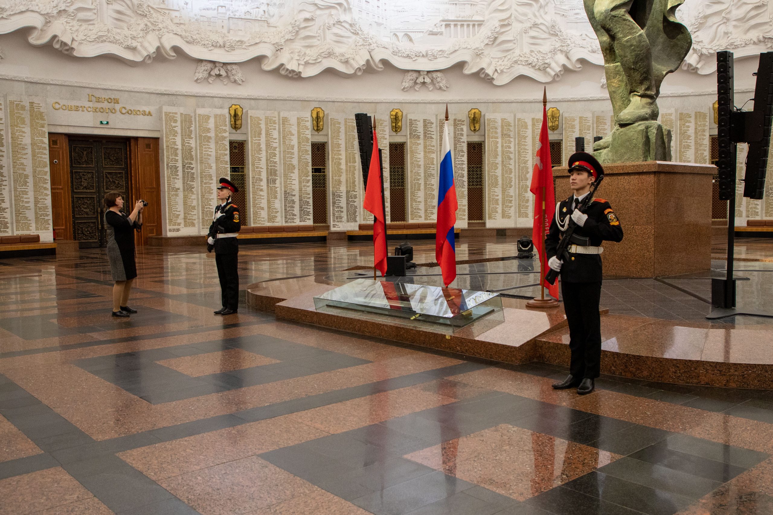 Нести караул в этот день вдвойне почетно