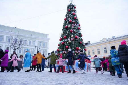 Елку украсили памятниками архитектуры