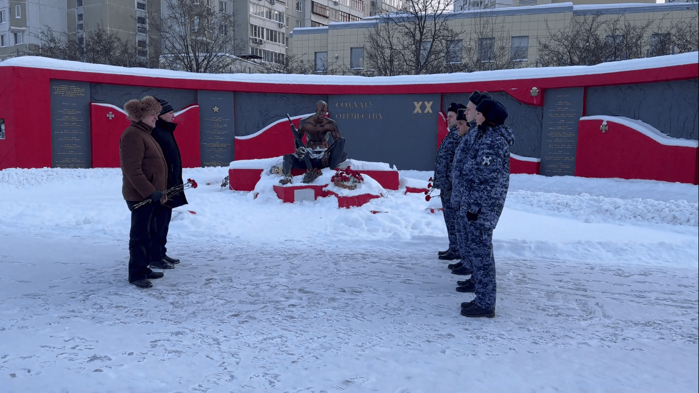 Столичные росгвардейцы почтили память Героев