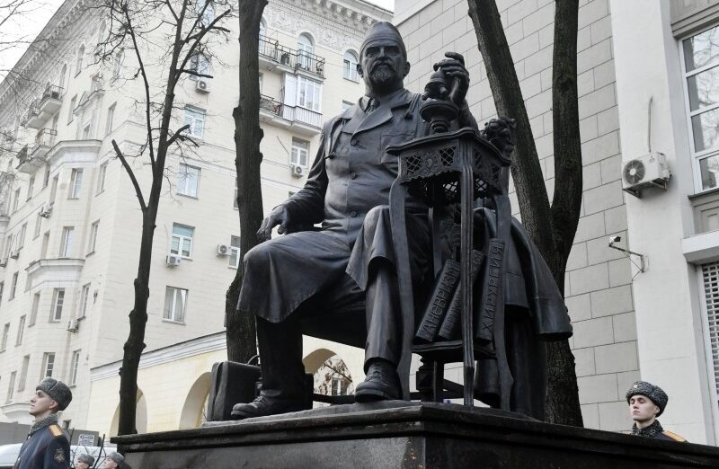 Советскому хирургу установили памятник