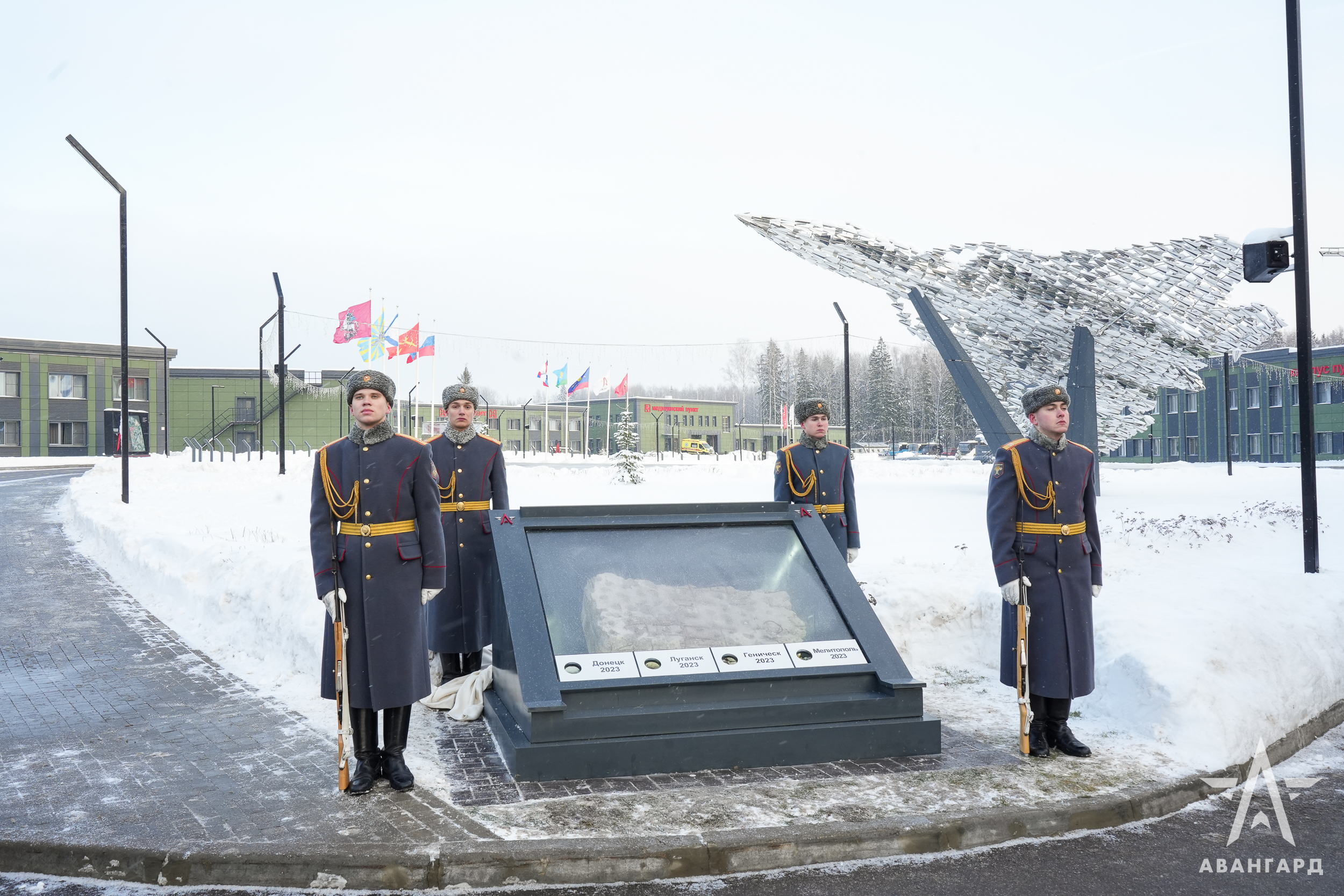 Обломки школы стали символом борьбы с неонацизмом