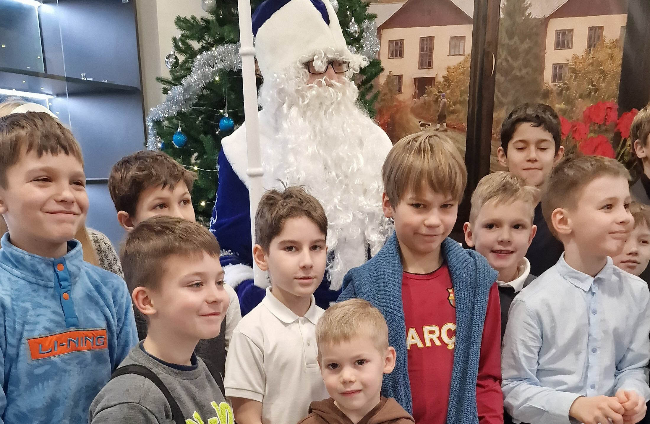 Юные разведчики встретились с Дедом Морозом