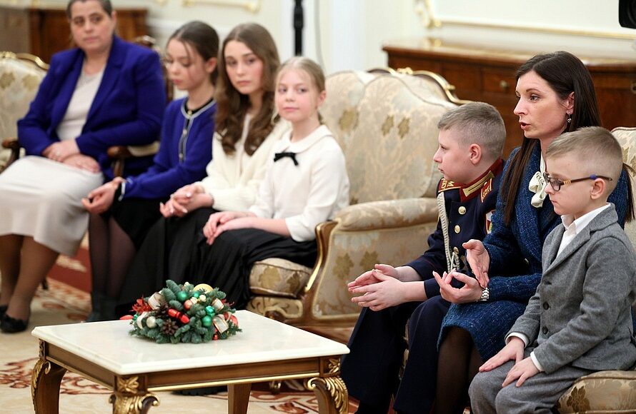 Президент встретился с семьями героев