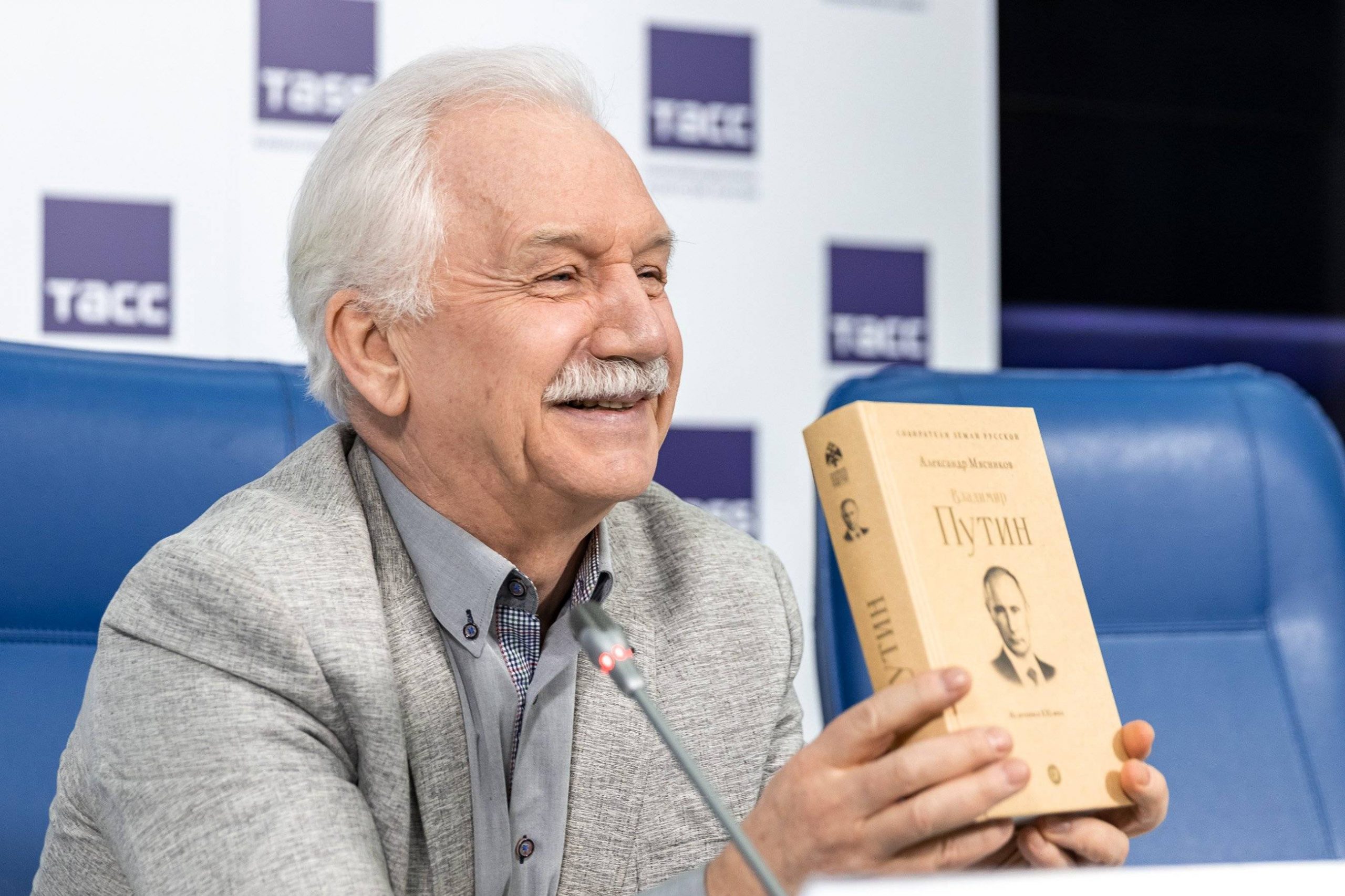 Президенту посвятили книгу