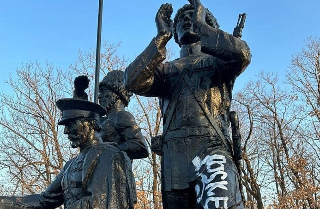Вандалов накажут за осквернение памятника