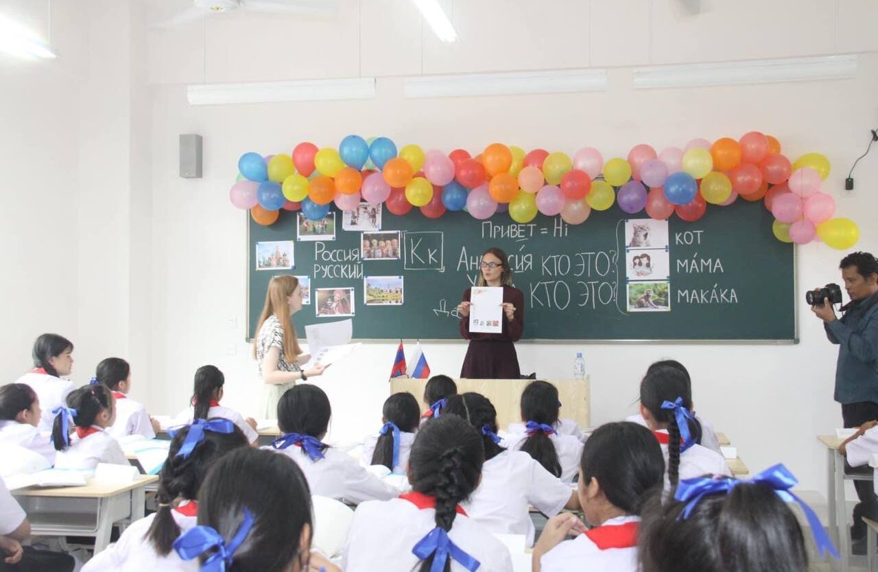  Школьники Лаоса прочитают на русском языке