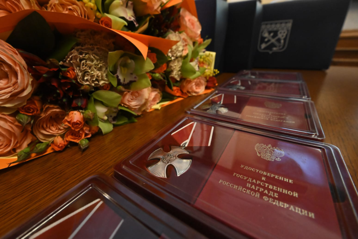 Семьям героев вручили награды