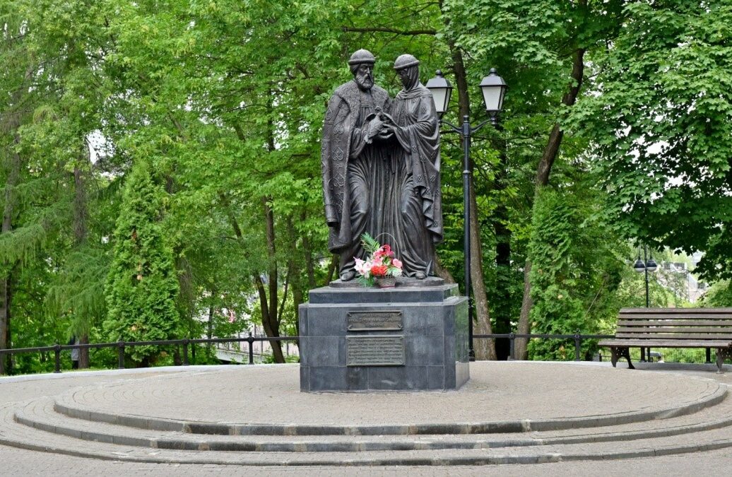В Кирове отремонтируют памятник Петру и Февронии