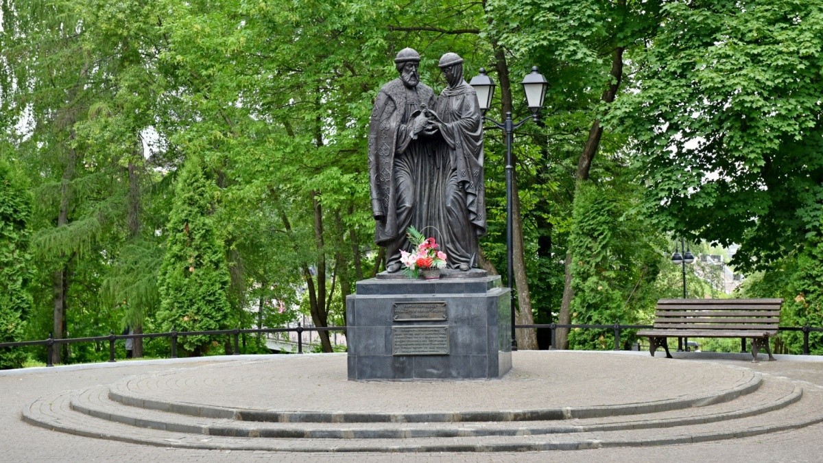 В Кирове отремонтируют памятник Петру и Февронии