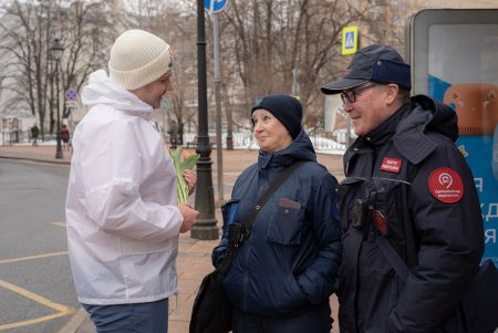 Столичные волонтеры поздравят женщин цветами