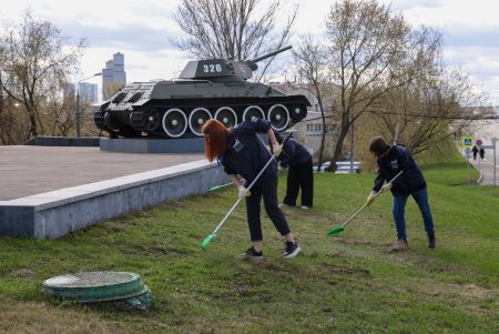 Волонтеры вышли на субботник