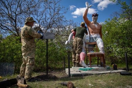 Росгвардейцы восстановили памятник советским футболистам