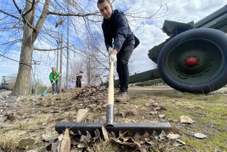 Волонтеры помогли с весенней уборкой