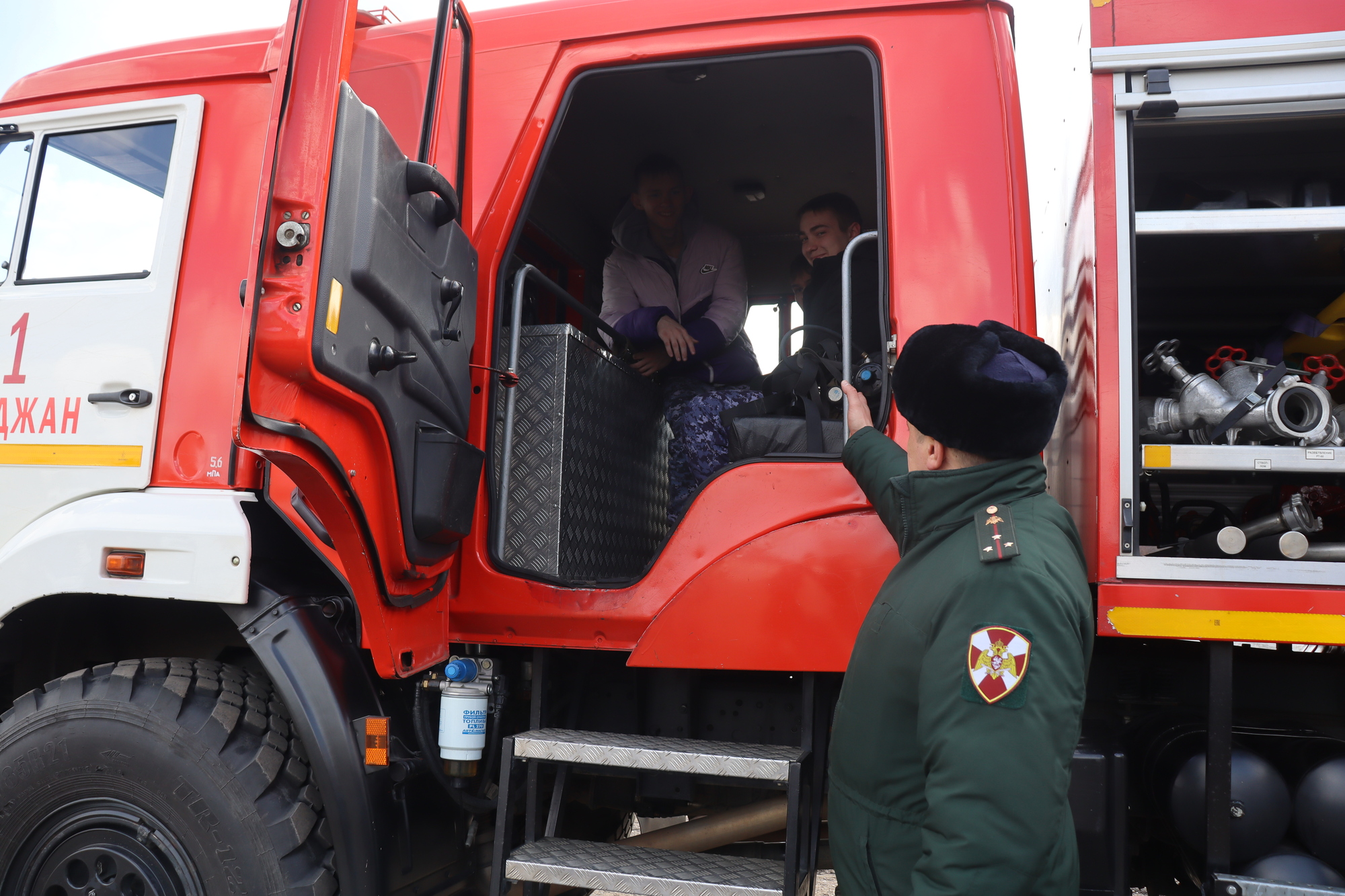 Школьники познакомились с работой пожарных