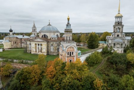 Древнюю обитель отчеканили в серебре