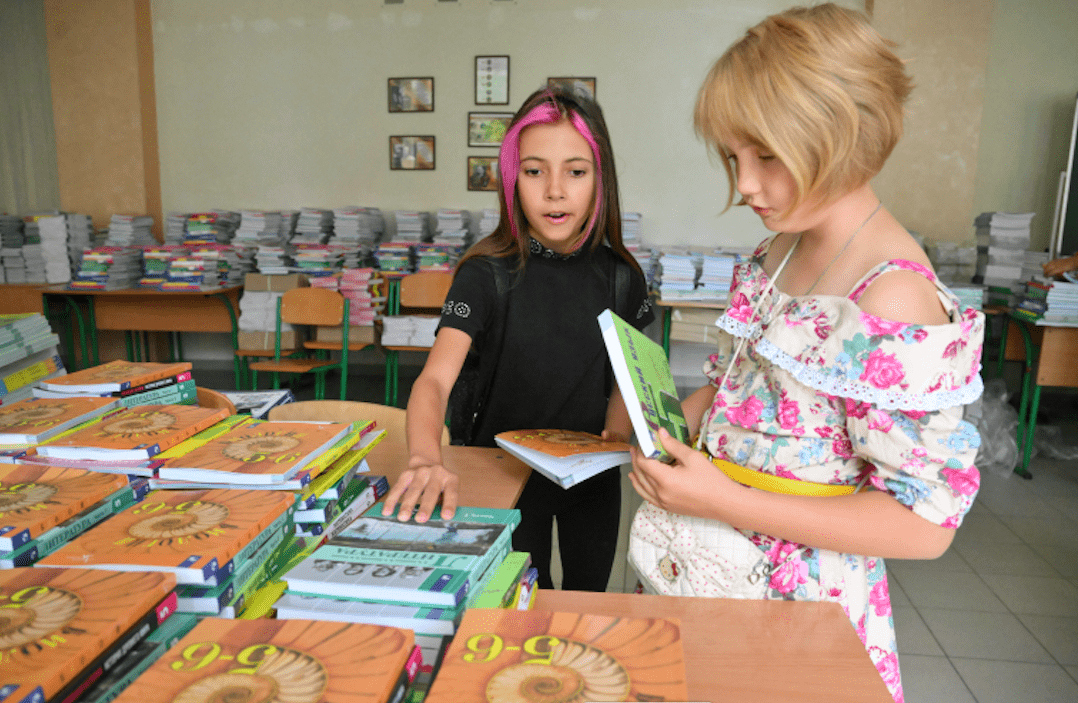 Школьникам Новороссии привезли правильные тетради