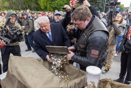 «Ночные волки» передали монеты для народного памятника