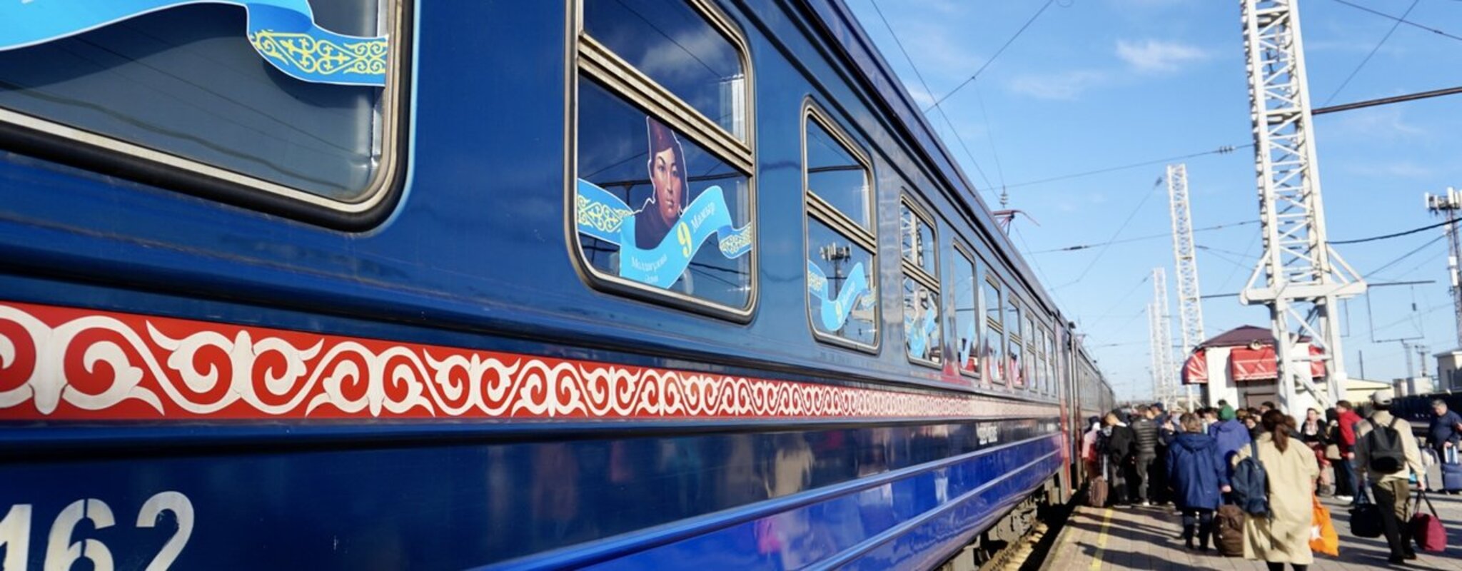 Портреты героев разместили на поезде