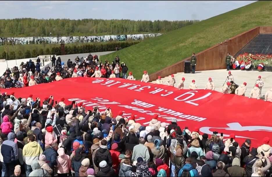 Масштабную копию Знамени Победы развернули на Ржевском мемориале