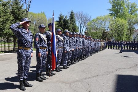 Участников парада отметили наградами