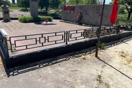 Памятник Героя привели в порядок