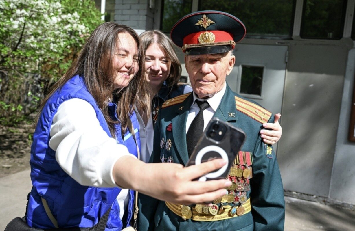 Россияне поздравили ветеранов с праздником