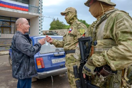 Росгвардейцы раздали жителям новых регионов символ Победы