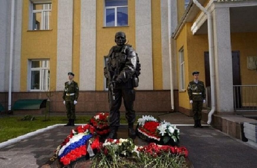 Герою России посвятили памятник