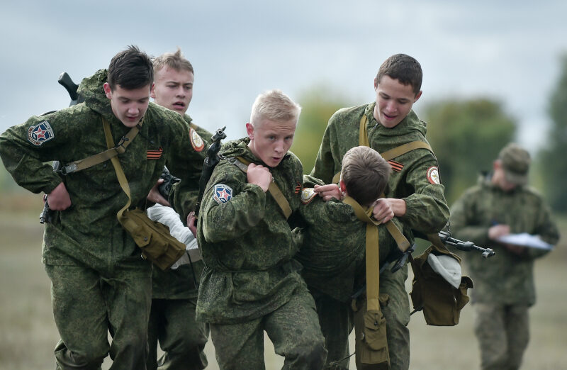 Школьники Запорожья показали военно-спортивные навыки