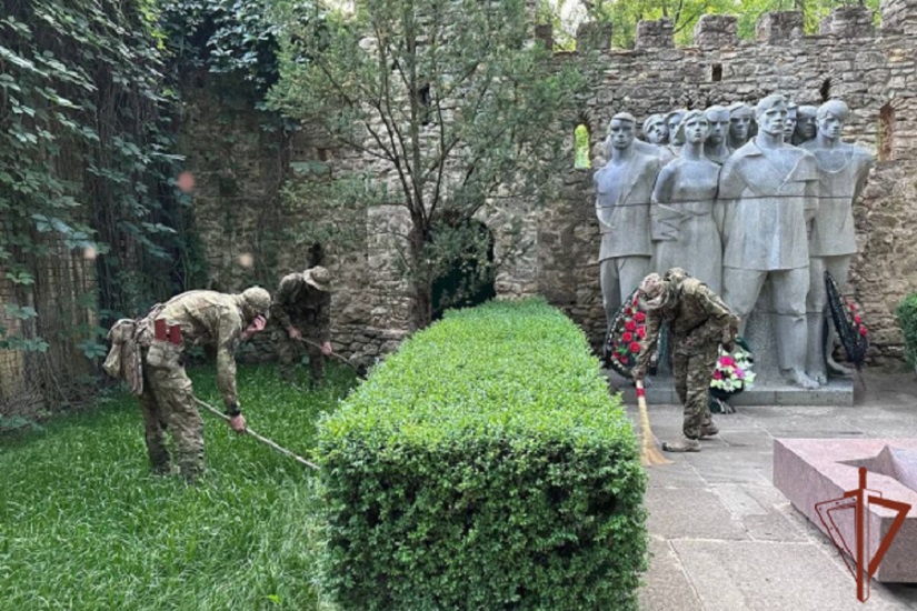 Росгвардейцы привели в порядок мемориалы