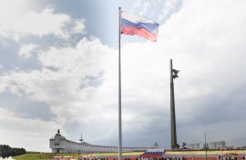 Герои Труда и лауреаты Госпремий подняли флаг у Музея Победы