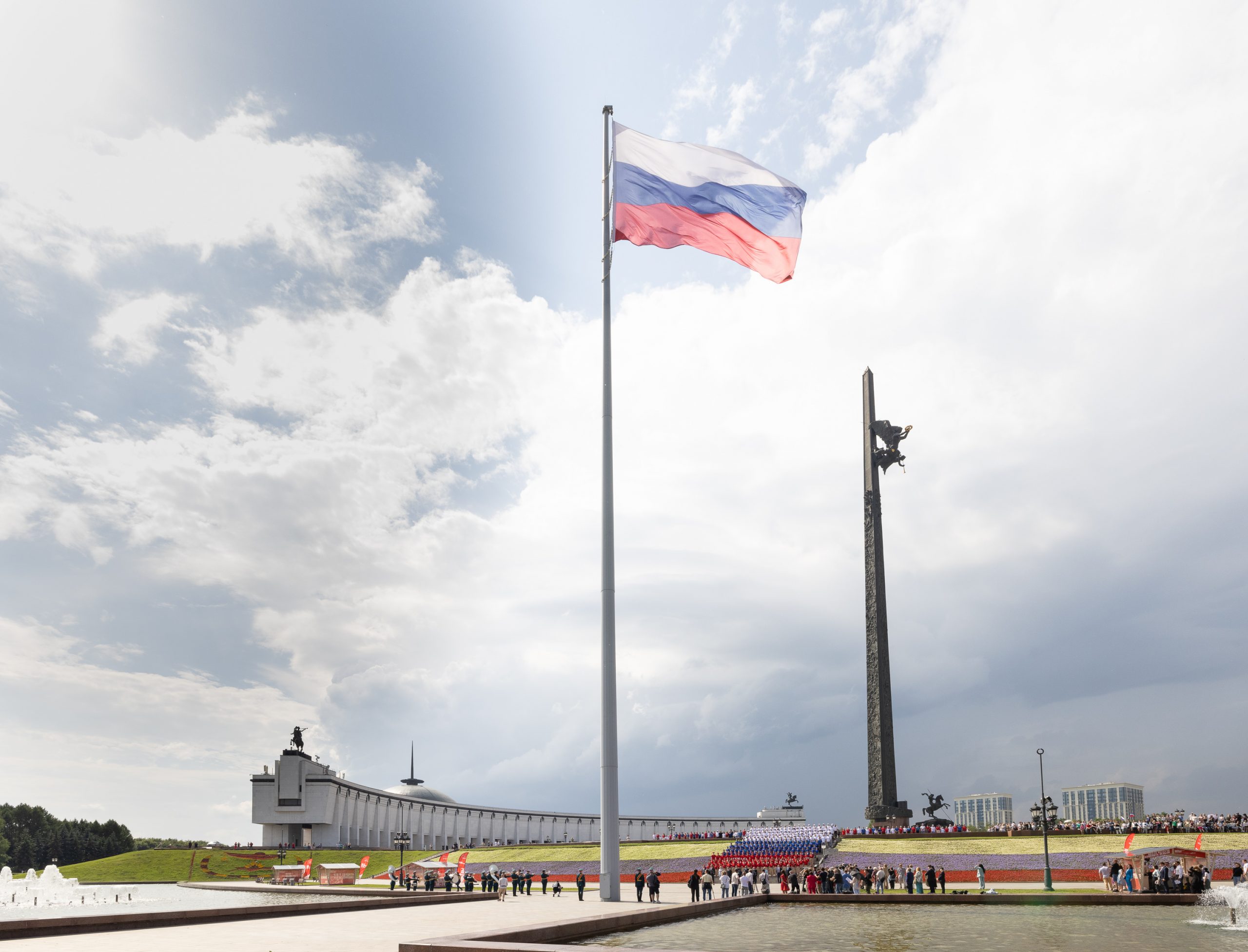 Герои подняли флаг у Музея Победы