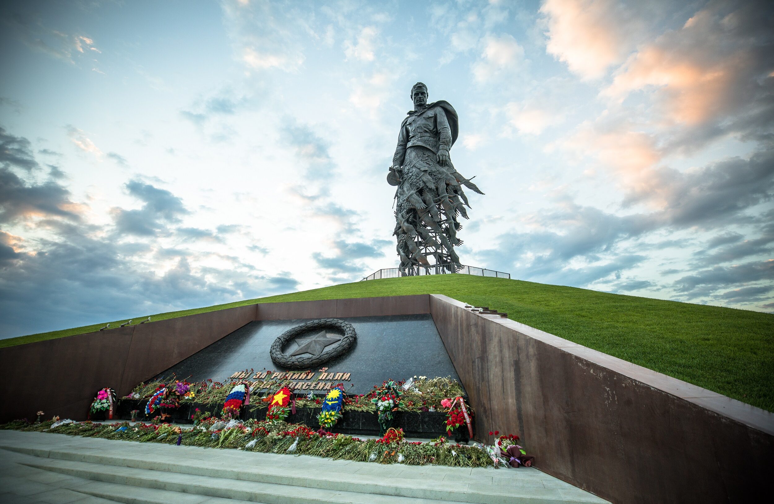 У Ржевского мемориала почтили память героев